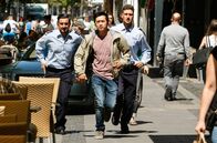 Rentnercops – Jetzt ist Eile angesagt: Hui Ko (Aaron Le, M.) rennt mit zwei Beamten (Komparsen) zum Kiosk.