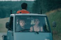Sommer auf drei Rädern – Als Kim (Emma Floßmann) Flake (Jakob Schmidt, li.) dazu überredet zum Bodensee zu fahren, lässt sich Philipp (Daniel Rodic, hi.), der alles mitgehört hat, die Chance auf einen Roadtrip nicht entgehen und drängt sich den beiden auf.