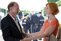 SOKO Wien – Oberst Otto Dirnberger (Dietrich Siegl, l.) ist überglücklich, dass er nach seiner nach überstandener Quarantäne seine Frau Babsy Dirnberger (Fanny Stavjanik, r.) wieder in die Arme schließen kann.