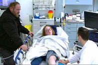 Die Unfallklinik – Dr. Patrick Zarembowicz (r.) behandelt Stella im Schockraum. Ihr Papa ist auch dabei.