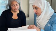 SRF DOK: Algorithmen - Die unberechenbare Gefahr – Derya Khadija, Betroffene eines Algorithmen-Skandals mit ihrer Anwältin