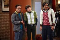 The Big Bang Theory – Dr. Elizabeth Plimpton verdreht Leonard (Johnny Galecki, l.), Rajesh (Kunal Nayyar, r.) und Howard (Simon Helberg, M.) gehörig den Kopf ...