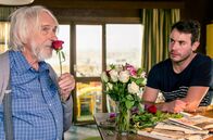 Monsieur Pierre geht online – Rentner Pierre (Pierre Richard, li.) erlebt dank Alex (Yaniss Lespert) einen zweiten Frühling.