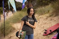 Surviving Summer – Summer (Sky Katz) hat alles für eine heimliche Reise zurück nach New York arrangiert und will vorher nur noch einmal kurz ans Meer und an den Strand gehen. Dort surfen ihr Gastbruder Ari und seine alte Surfmannschaft.