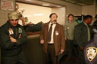 Castle – Ermittler Sidney Perlmutter (Arye Gross, 2.v.l.) kann es nicht glauben, aber im Terrarium liegt zwischen Würgeschlangen ein Toter. Wer hat diese brutale Mordmethode umgesetzt?; Ermittler Sidney Perlmutter (Arye Gross, 2.v.l.) kann es nicht glauben, aber im Terrarium liegt zwischen Würgeschlangen ein Toter. Wer hat diese brutale Mordmethode umgesetzt?