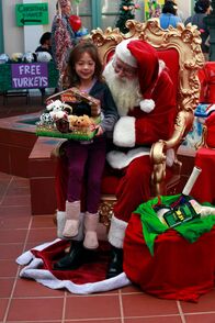 Modern Family – Lily (Aubrey Anderson-Emmons) mit Santa Claus (Charley Koontz)