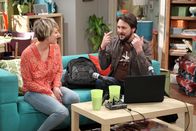 The Big Bang Theory – Der Podcast mit Wil (Wil Wheaton, r.) läuft gut, doch dann werden Penny (Kaley Cuoco, l.) unangenehme Fragen gestellt ...