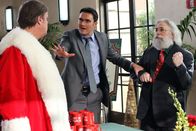 The Mentalist – Wayne (Owain Yeoman, M.) möchte den Mord an Benjamin Ripple, der sein Leben der Darstellung des Weihnachtsmanns verschrieben hatte, aufklären und stößt dabei auf Santa Tony (Matt Cates, l.) und Santa Bob (Peter Xifo, r.) - doch haben die beiden etwas damit zu tun?