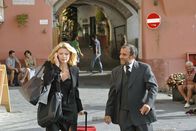 Erdbeereis mit Liebe – In Italien angekommen, lässt sich die geschäftige Lissy (Annette Frier, l.) von Pirelli (Albert Kitzl, r.) zur Gelateria führen.