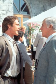 Diagnose: Mord – Dr. Sloan (Dick Van Dyke, r.) und sein Sohn Steve (Barry Van Dyke, l.) befinden sich auf einer Gartenparty.