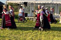 Mit dem Zug ... – Die Setukesen, eine ethnische Minderheit in Estland, tanzen beim Mittsommerfest in ihrer Tracht.