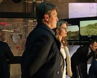 Castle – Werden von der CIA ins Bootgeholt, um "Pandora", ein von Gage geplantes Katastrophenszenario, zu verhindern: Beckett (Stana Katic, r.) und Castle (Nathan Fillion, l.)