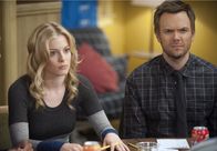 Community – Troy und Abed haben Britta (Gillian Jacobs, l.), Troy (Joel McHale, r.) und ihre anderen Freunde aus der Lerngruppe in ihr neues Apartment zum Yahtzee-Spielen eingeladen. Der Abend fängt eigentlich ganz gut an ...