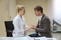 Sturm der Liebe – Alicia (Larissa Marolt, l.) sieht sich gezwungen, Viktor (Sebastian Fischer, r.) anzulügen.