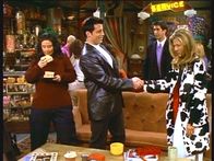 Friends – Rachel (Jennifer Aniston, r.) ist außer sich vor Freude, als sie den berühmten Schauspieler Joey Tribbiani (Matt LeBlanc, M.) kennen lernt. Monica (Courteney Cox, l.) interessiert sich währenddessen nur fürs Essen.