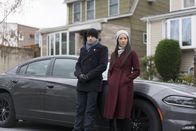 Elementary – Holmes (Jonny Lee Miller, l.) und Watson (Lucy Liu, r.) müssen eine Frau finden, die jahrelang gefangen gehalten wird. Doch ihr Kidnapper scheint einen grausamen Plan zu fassen ...