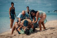 Retter der Meere: Tödliche Strandung – Security-Männer halten den Heißsporn Pit Wagner (Daniel Roesner, mit Mütze) zurück. Manu Hauser (Haley Louise Jones, hinten li.) und Yuna Bartosch (Luka Omoto, 2. v. re.) sehen zu.
