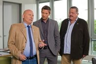 Die Rosenheim-Cops – Im aktuellen Fall befragen die Kommissare Sven Hansen (Igor Jeftic, M.) und Korbinian Hofer (Joseph Hannesschläger, r.) Gustl Starke (Peter Faerber, l.).