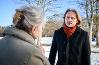 Sturm der Liebe – Hildegard (Antje Hagen, l.) rät Michael (Erich Altenkopf, r.), Max und Vanessa mehr zu unterstützen.