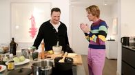 Böttinger. Wohnung 17 – Moderatorin Bettina Böttinger und Designer Guido Maria Kretschmer sind seit vielen Jahren befreundet – eine perfekte Grundlage für entspannte und persönliche Gespräche beim gemeinsamen Kochen.