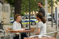SOKO Stuttgart – Sehr zum Unmut von Ingo Turner (Tom Keune, r.), spricht Selma Kirsch (Yve Burbach, M.) mit Franka Turner (Greta Galisch de Palma, l.) über den Mord. Die Kommissarin ist sich sicher, dass Franka Turner ihr noch nicht die ganze Wahrheit gesagt hat.