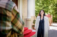 Sturm der Liebe – Sophia (Krista Birkner, hinten) versucht, Henry (Elias Reichert, vorne) zu erklären, warum sie ihre Geschäfte nicht immer legal abwickeln konnte.