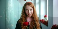 17 Rosen für Emma – Finja (Emilia Maier) spielt Amor und übergibt die Rosen und Liebesbriefe.