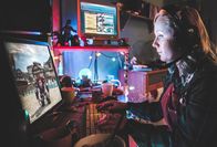 Dead Pixels – Meg (Alexa Davies) will sich mit allen Mitteln gegen die Besetzung des "Tanadaal" zur Wehr setzen.