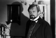 Der Elefantenmensch – Dr. Frederick Treves (Anthony Hopkins) ist erschüttert vom traurigen Schicksal des "Elefantenmenschen" und will ihm helfen.