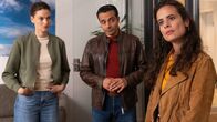 Die Rosenheim-Cops – Hauptkommissarin Beck (Michaela Weingartner, l.) und Kommissar Kaya (Baran Hêvî, M.) befragen Tina Sell (Maya Haddad, r.), die als Fotografin für das Bergsteigermagazin des Opfers arbeitet.