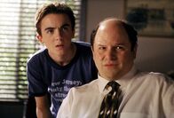 Malcolm mittendrin – Malcolm (Frankie Muniz, l.) möchte seinem neuen Freund Leonard (Jason Alexander, r.) bei der Jobsuche behilflich sein und dessen Leben wieder in geordnete Bahnen lenken.