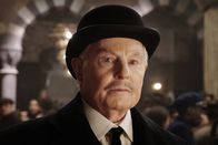 Mord im Orient Express – Edward Masterman (Derek Jacobi) war der Diener des ermordeten Mr. Ratchett.