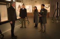 Elementary – Holmes (Jonny Lee Miller, 2.v.l.), Watson (Lucy Liu, 2.v.r.) und Detective Bell (Jon Michael Hill, r.) erhoffen sich Hilfe von Ephraim Hill (Quentin Mare, l.). Denn ein Mädchen, das ihm ein Selfie für seine Ausstellung zur Verfügung gestellt hat, wurde ermordet ...
