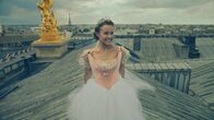 Find me in Paris – Lena (Jessica Lord) ist glücklich. Heute Abend wird sie ein großes Solo auf der Bühne der Opéra Garnier tanzen.