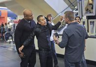 Navy CIS: L.A. – Bei den Ermittlungen in ihrem neuen Fall geraten Sam (LL Cool J, l.), Deeks (Eric Christian Olsen, 3.v.l.), Callen (Chris O'Donnell, 2.v.r.) und Kensi (Daniela Ruah, r.) mit John Stikler (Lawrence Kao, 2.v.l.) aneinander ...