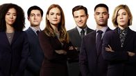 For the People – (v.li.): Jasmin Savoy Brown (Allison Adams), Wesam Keesh (Jay Simmons), Britt Robertson (Sandra Bell), Ben Rappaport (Seth Oliver), Regé-Jean Page (Leonard Knox), Susannah Flood (Kate Littlejohn).