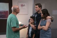 Manifest – (v.l.n.r.) Dr. Jay Chmait (Nasser Faris); Cal Stone (Jack Messina); Ben Stone (Josh Dallas); Olive Stone (Luna Blaise)