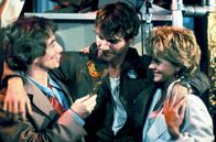 Die Reise ins Ich – Tuck (Dennis Quaid, Mi.) ist aus Jacks (Martin Short, li.) Körper befreit und wieder mit Lydia (Meg Ryan, re.) vereint. Zur Feier bietet Jack ihm eine Zigarre an — ganz im Stil der Schurken, die nun besiegt scheinen.