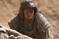 Little Big Soldier – Der alte und ausgelaugte Soldat (Jackie Chan), will sich mit dem Lösegeld für den jungen General aus dem Kriegsdienst freikaufen.