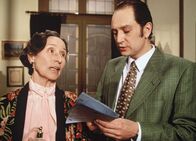 Fascht e Familie – Tante Martha (Trudi Roth) hat endgültig die Nase voll von Rolfs (Andreas Matti) ständigen Versuchen, sie in ein Altersheim abzuschieben, nur damit er ihr Haus als Spekulationsobjekt übernehmen kann und wischt ihm gehörig eins aus.