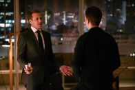 Suits – Mike (Patrick J. Adams. r.) droht die Nerven zu verlieren. Tappt er in die Falle der Staatsanwältin, die ihm ohne Wissen von Harvey (Gabriel Macht, l.) einen zweifelhaften Deal anbietet?