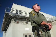 Lockdown - Hinter Gittern – Officer Atchley überwacht den C-Hof bei der Überlaufhalle.