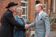 Father Brown – Sir Mortimer (Laurence Kennedy, l.), der Bruder von "Onkel Mirth", begrüßt Father Brown (Mark Williams, r.) und Mrs. McCarthy (Sorcha Cusack, M.). Noch ahnen sie nicht, dass der Abend sie in Angst und Schrecken versetzen wird.