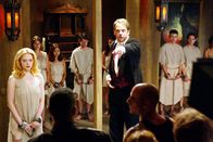 Charmed - Zauberhafte Hexen – Gerade noch rechtzeitig kann Paige (Rose McGowan, l.) gerettet werden ...