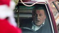 Wilsberg – Ausgerechnet der Weihnachtsmann läuft Wilsberg (Leonard Lansink) vors Auto.