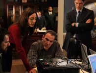 Criminal Minds – Criminal Minds Season1, Criminal Minds Staffel1, regie USA 2005, Darsteller caption: "Broken Mirror" - Evan Davenport (Robin Thomas, far left), a father of twin daughters, works with Elle Greenway (Lola Glaudini, second left), Jason Gideon (Mandy Patinkin, center) and Aaron Hotchner (Thomas Gibson, right) to find the kidnapper who has taken one of his daughters, on CRIMINAL MINDS, scheduled to air on the CBS Television Network. Photo: Cliff Lipson/CBS