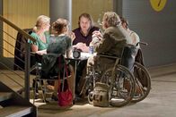 Danni Lowinski – Erst die Arbeit, dann das Vergnügen: Danni (Annette Frier, l.), Bea (Nadja Becker, 2.v.l.), Nils (Oliver Fleischer, M.), Hannes (Tino Mewes, r.) und Kurt (Axel Siefer, 2.v.r.) ...