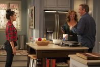 Last Man Standing – (v.l.n.r.) Mandy (Molly Ephraim), Kristin (Amanda Fuller); Mike (Tim Allen)
