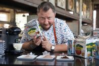 Die Tricks der Lebensmittelindustrie – Sebastian Lege deckt die Tricks von Mondelez auf, einem Giganten der Lebensmittelindustrie. Der Produktentwickler zeigt wie bei Philadelphia, Tassimo, Oreo und Milka an guten Zutaten gespart wird. Er baut beliebte Produkte nach und erzählt die Geschichte des Konzerns nach.