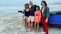 Hin und weg – Angie, Tom, Carlita und Mona am Strand in Ecuador